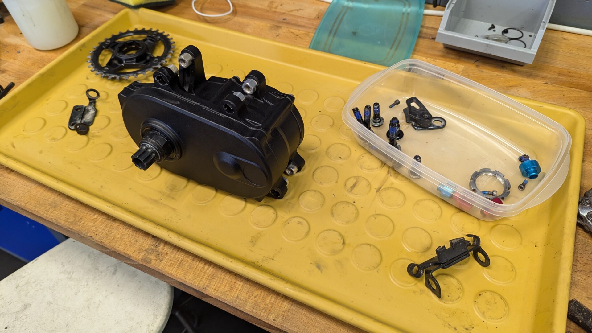 Geöffneter Brose-Motor in der Werkstatt